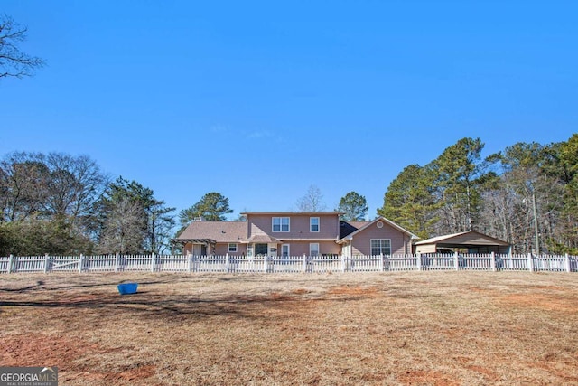 view of front of home featuring a front yard and a carport