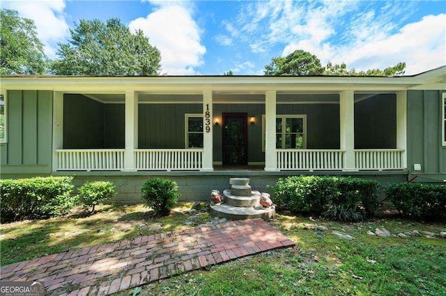 view of front of property featuring a porch