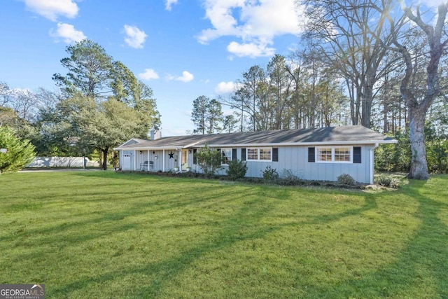 ranch-style house featuring a front yard