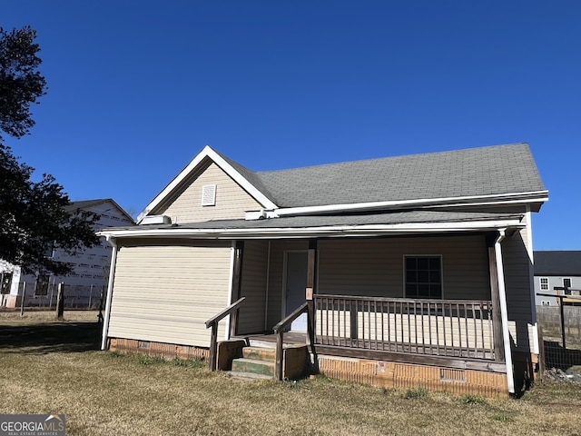 view of front of property featuring covered porch and a front lawn