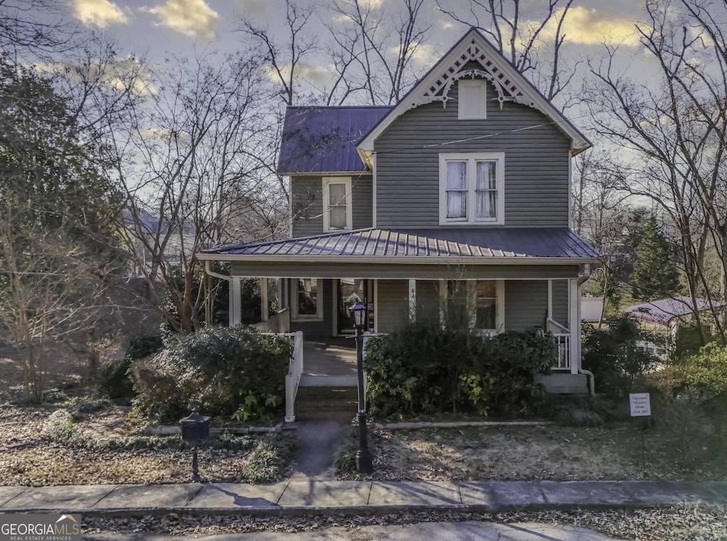 view of front of property featuring covered porch