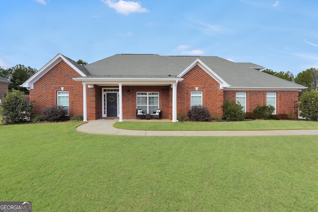 view of front of property featuring a front yard