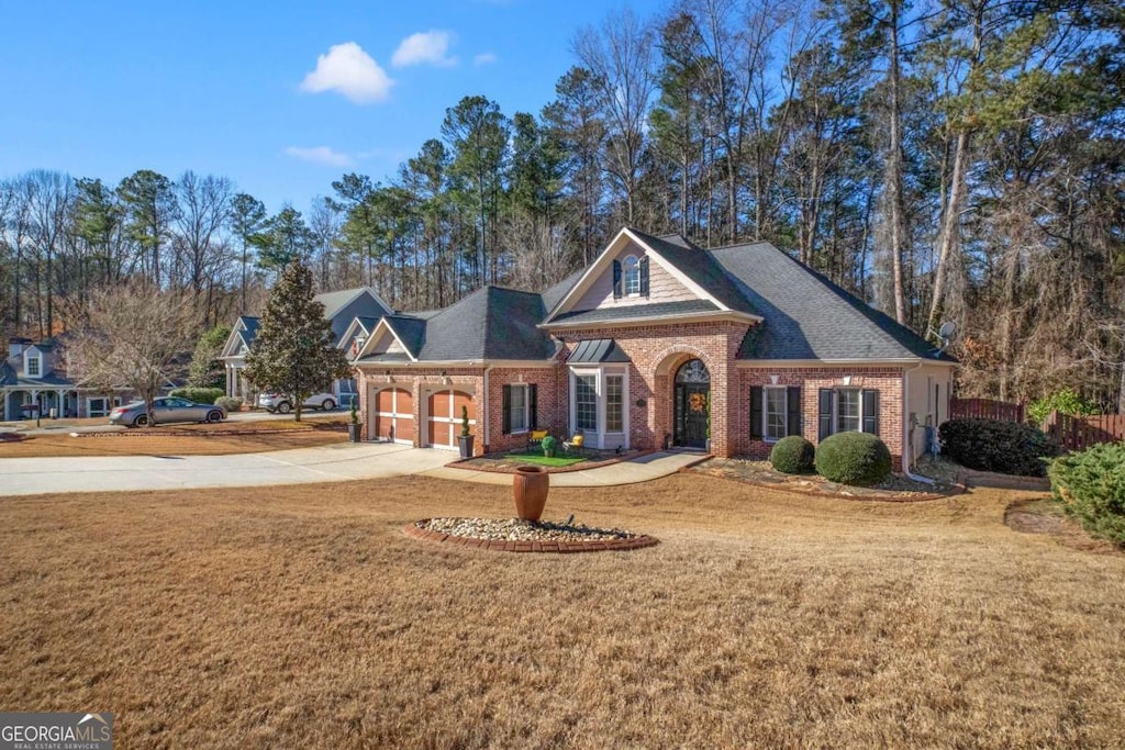 view of front of home featuring a front yard and a garage