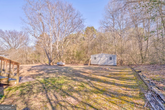 view of yard featuring a storage shed