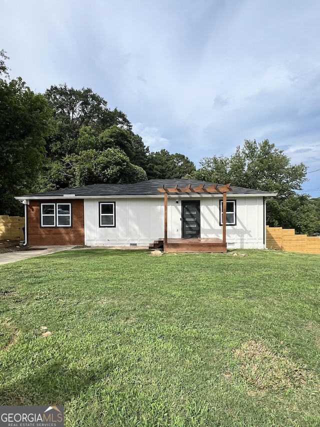 view of front of property with a front lawn