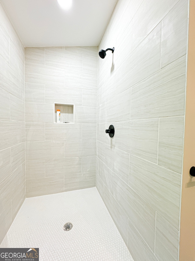 bathroom featuring tiled shower