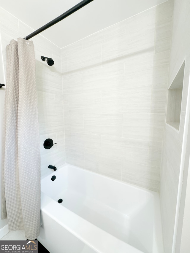 bathroom featuring shower / bath combo