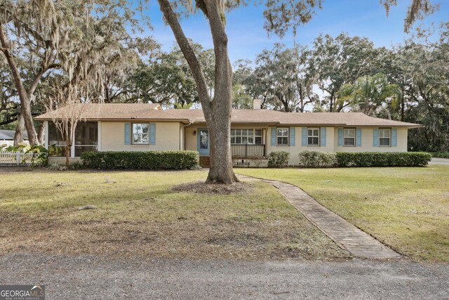 ranch-style home featuring a front lawn