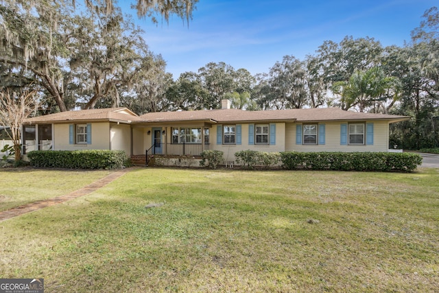 ranch-style home featuring a porch and a front lawn