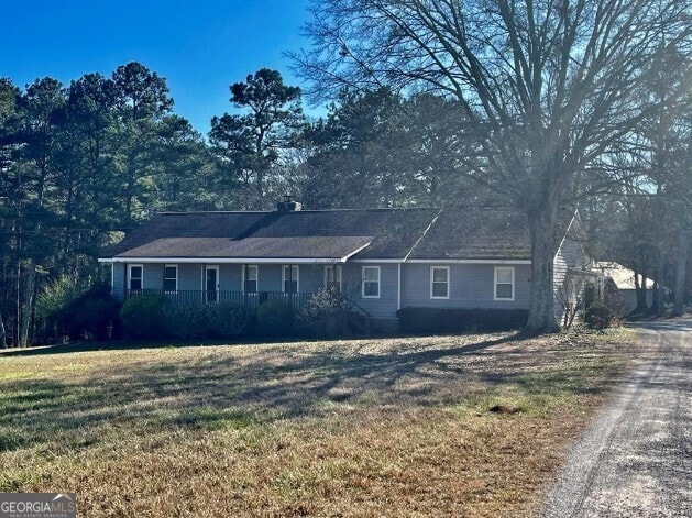 single story home featuring a front yard