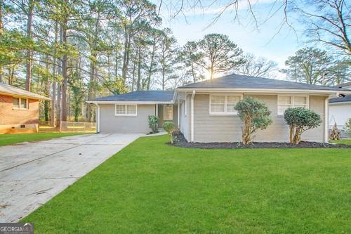 single story home featuring a front lawn