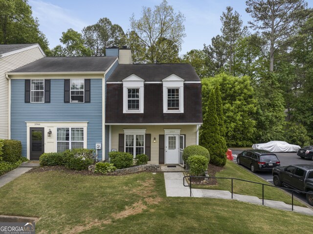 view of front of property featuring a front yard