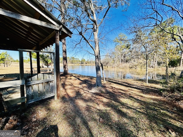 view of yard featuring a water view