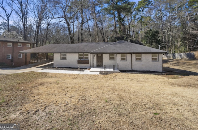 view of front of property with a carport and a front yard