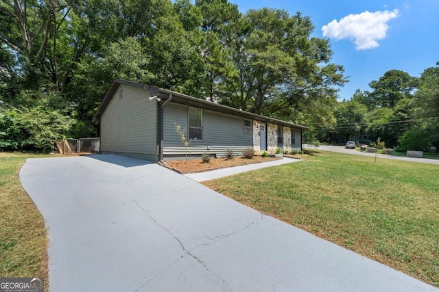 view of front of property featuring a front yard