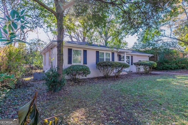 single story home featuring a front lawn