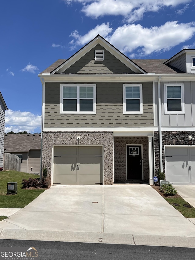 view of front facade featuring a garage