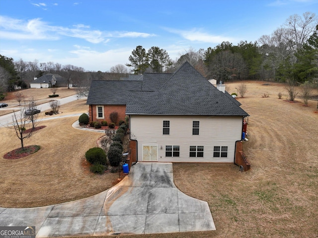 view of front facade featuring a front yard