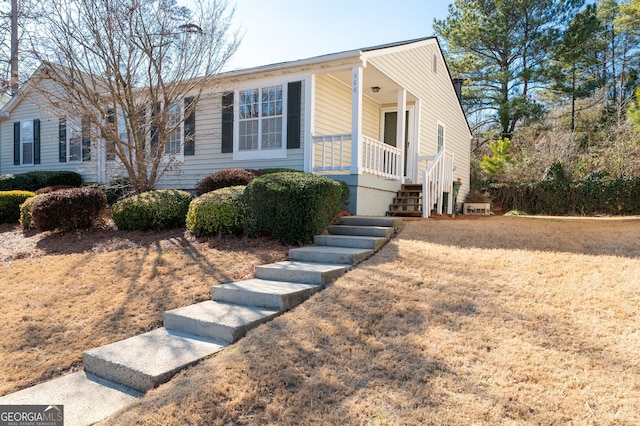 view of front of property featuring a front lawn