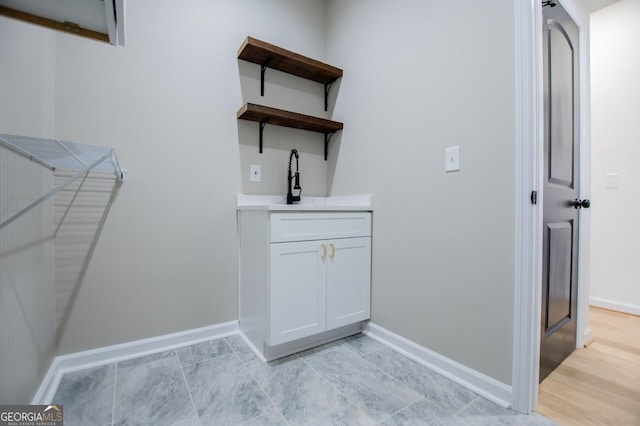 washroom featuring baseboards