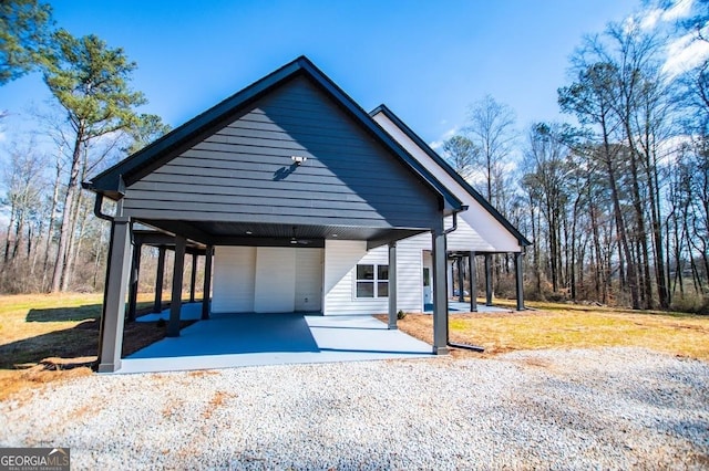 view of front facade with a front yard and gravel driveway