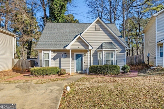 view of front of home featuring a front yard