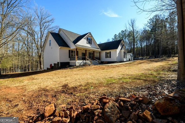 view of front facade featuring covered porch and a front lawn