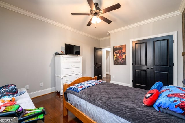 bedroom with ceiling fan, ornamental molding, dark hardwood / wood-style flooring, and a closet