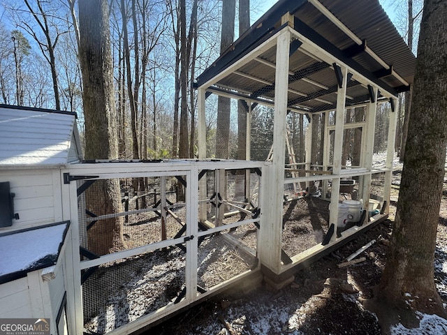 view of yard with an outdoor structure