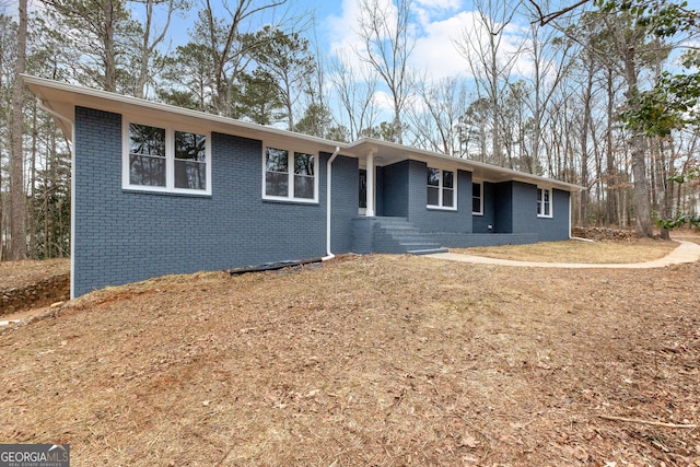 single story home with a front yard