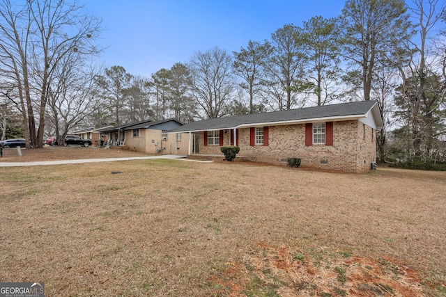 single story home with a front lawn