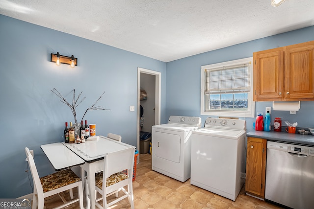 laundry area featuring a textured ceiling and independent washer and dryer