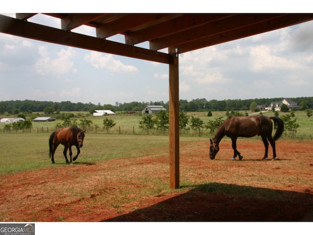 view of yard featuring a rural view