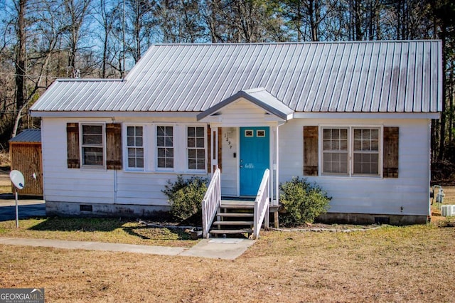 view of front of house featuring a front lawn