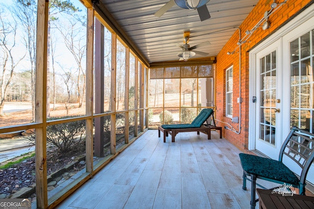 sunroom with ceiling fan