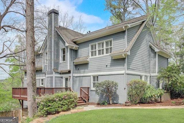 view of front of house featuring a wooden deck and a front lawn