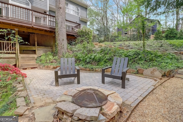 view of patio with an outdoor fire pit