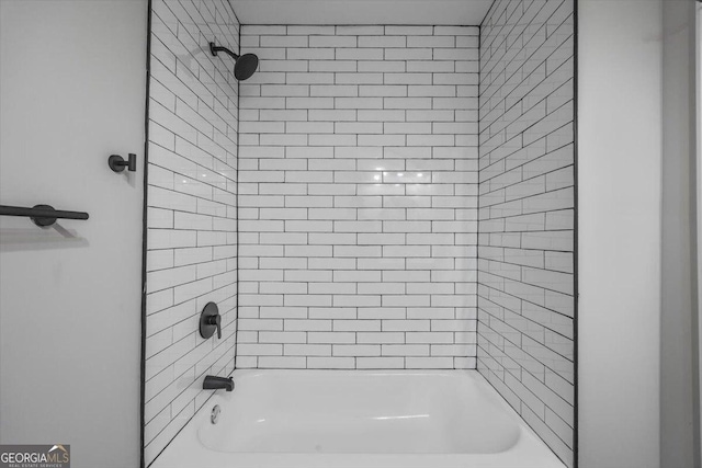 bathroom featuring tiled shower / bath