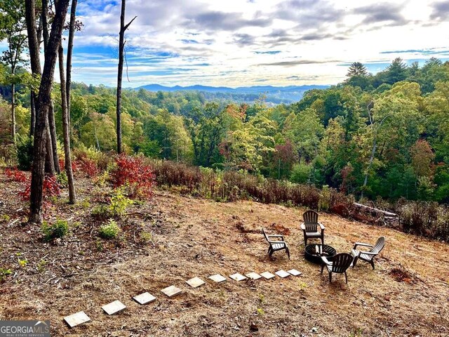 view of yard with a mountain view