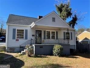 view of front of house featuring a porch and a front yard