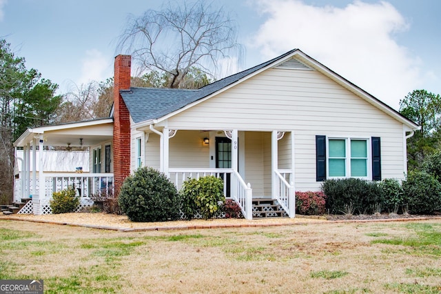 view of front of home featuring a porch and a front lawn