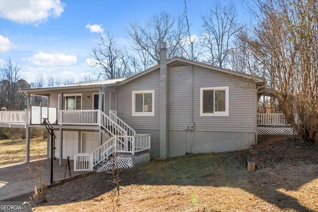 view of front of home featuring a porch, a garage, and a front lawn