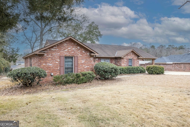 single story home with a front lawn