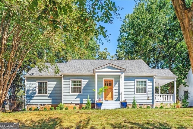 view of front of home with a front lawn