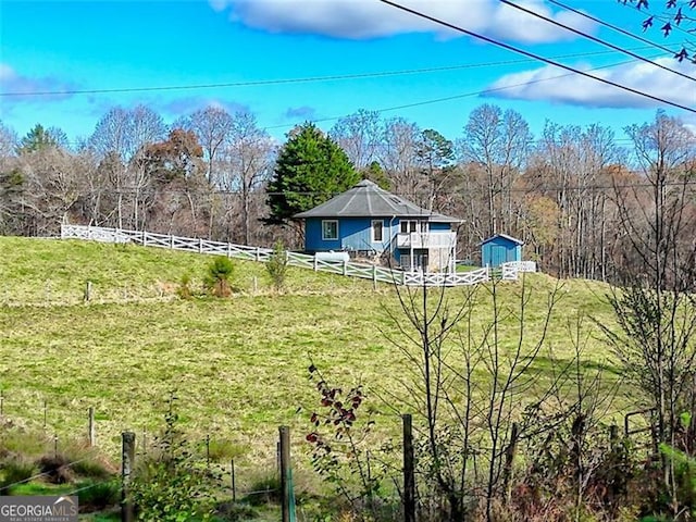 view of yard featuring a shed