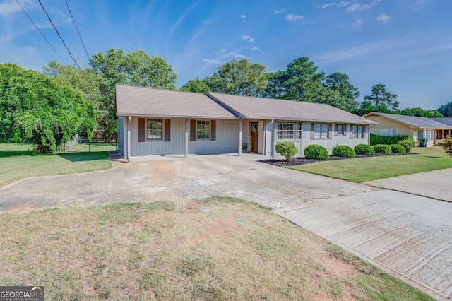 ranch-style home featuring a front lawn