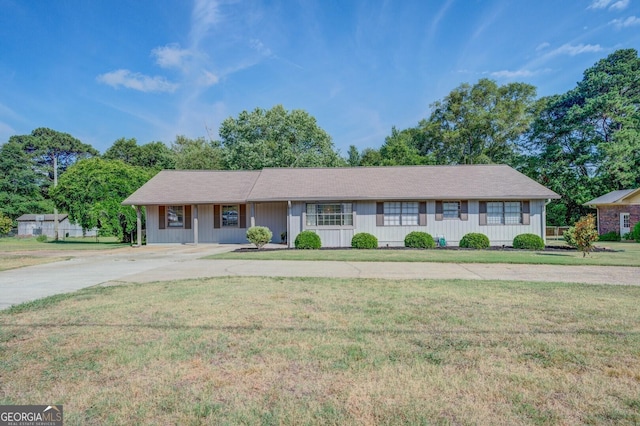 ranch-style house featuring a front lawn