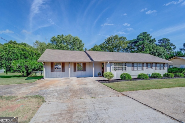 single story home with a front lawn