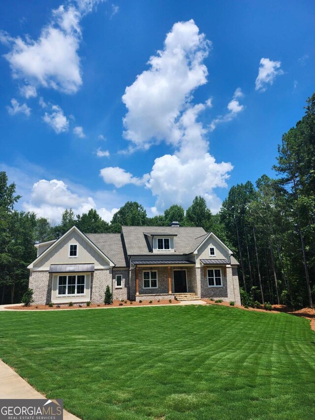 view of front of house featuring a front yard