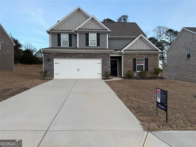 view of front facade featuring a garage